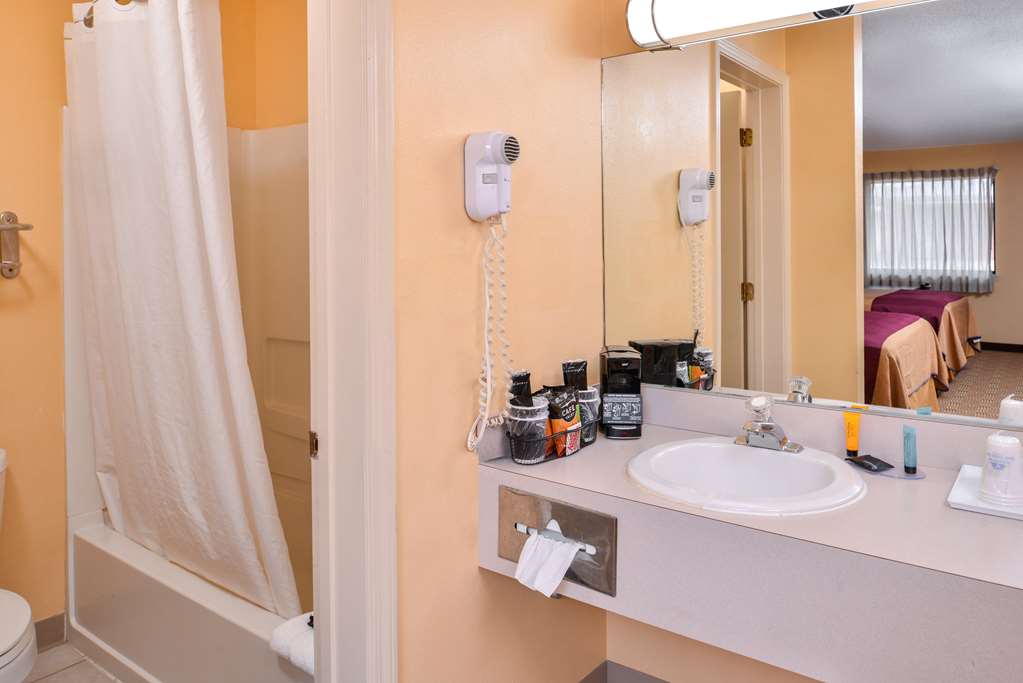 Americas Best Value Inn Ellsworth - photo 12