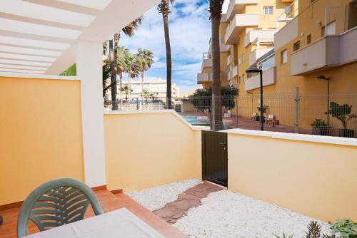 Piscina playa y relax en familia in Roquetas De Mar, Spain