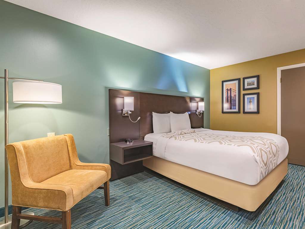 La Quinta Inn & Suites by Wyndham San Francisco Airport West - photo 42