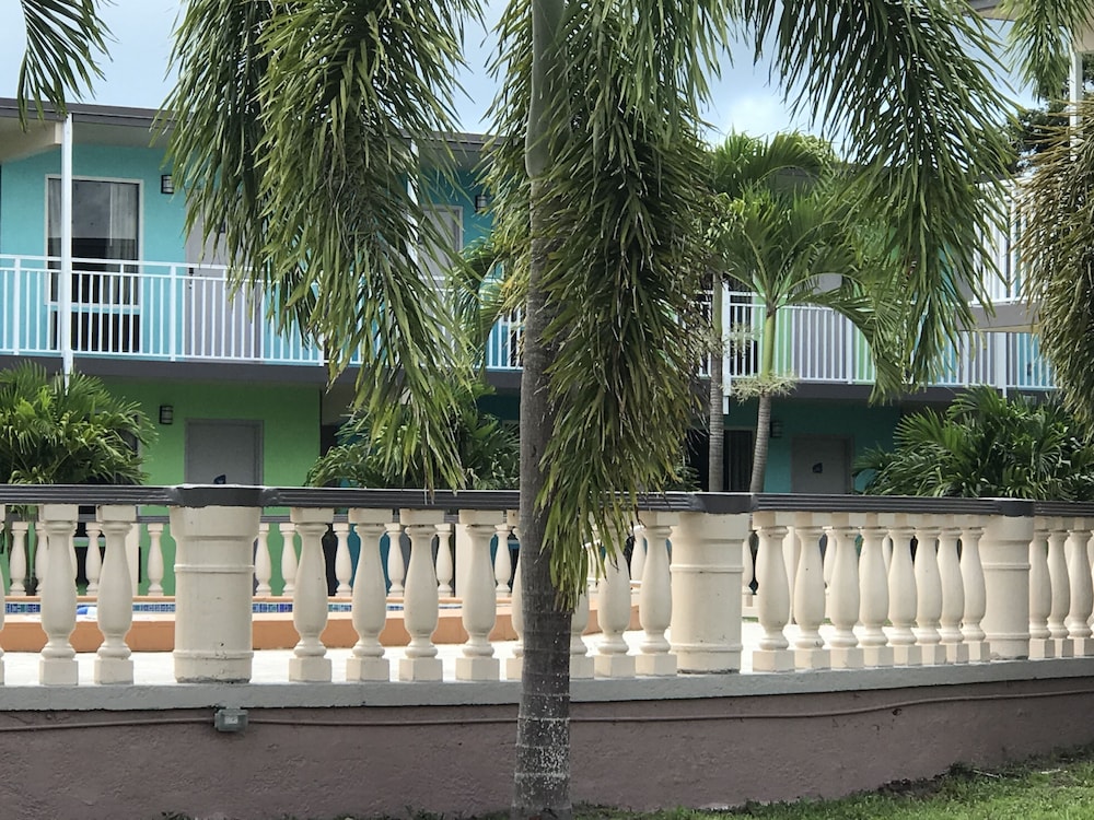 Tropical Inn & Suites - photo 48