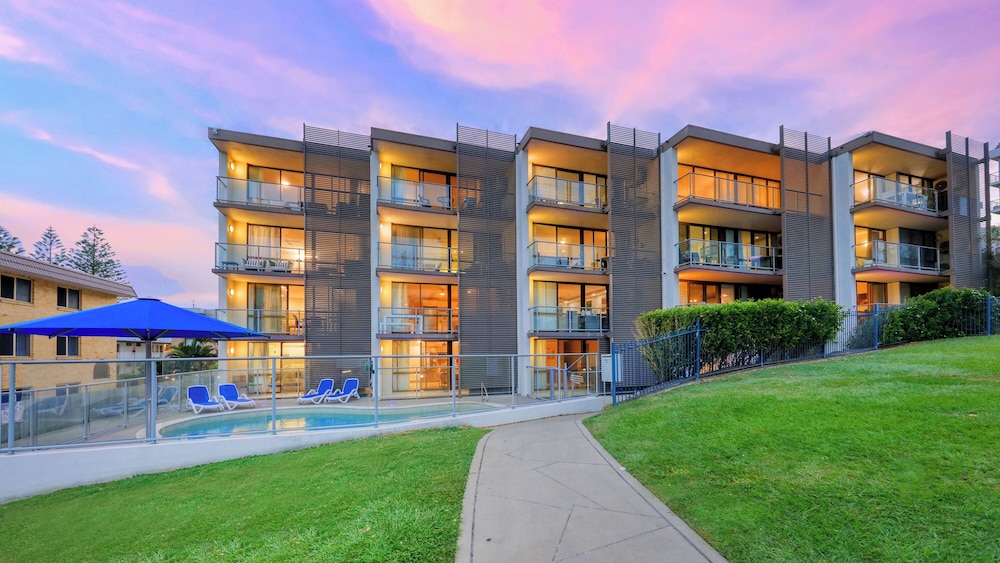 Merrima Court Holidays — 4-Star Luxury Hotel in Kings Beach, Australia