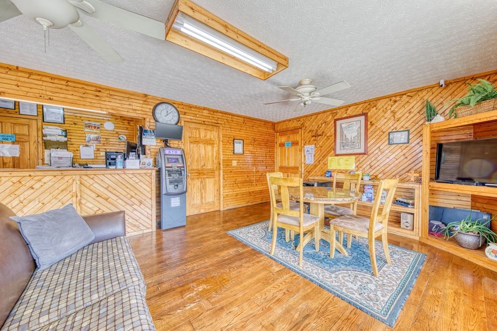 Royal Inn — Oneida