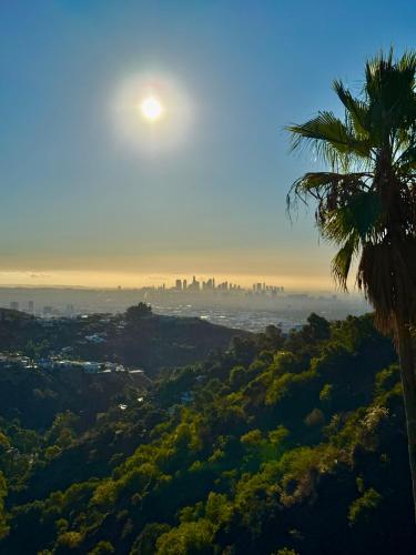 Hollywood Hills Jetliner Views At Studio 1080 Hollywood — 4-Star Luxury Hotel in Los Angeles, United States