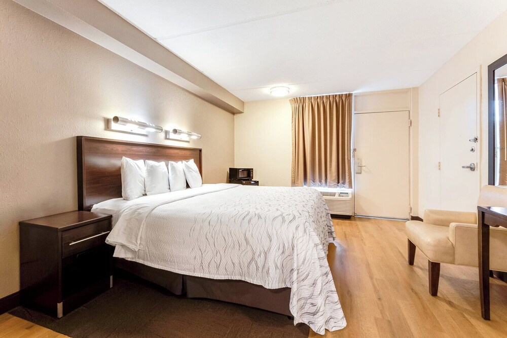 Red Roof Inn PLUS Mt Pleasant Patriots Point - photo 5