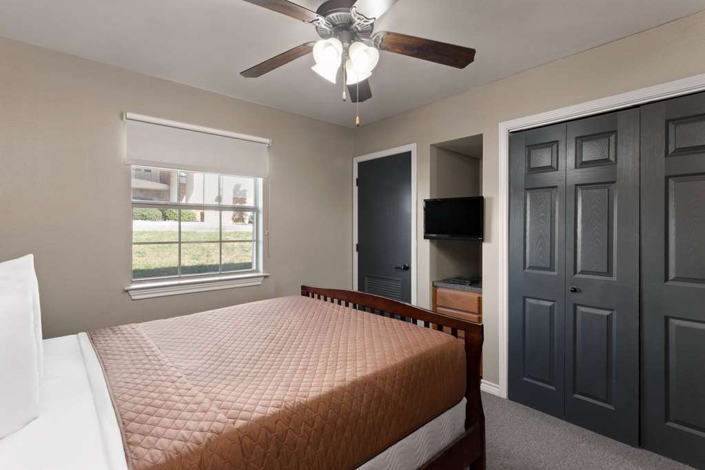 Eagle's Den Suites Kenedy a Travelodge by Wyndham - photo 24
