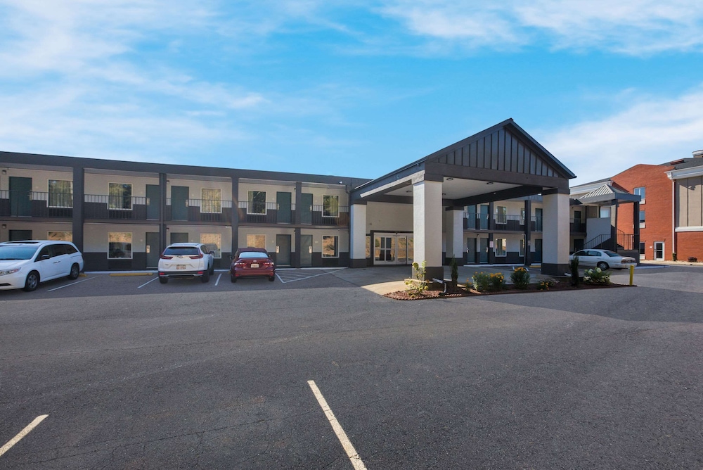 Econo Lodge Commerce - photo 53