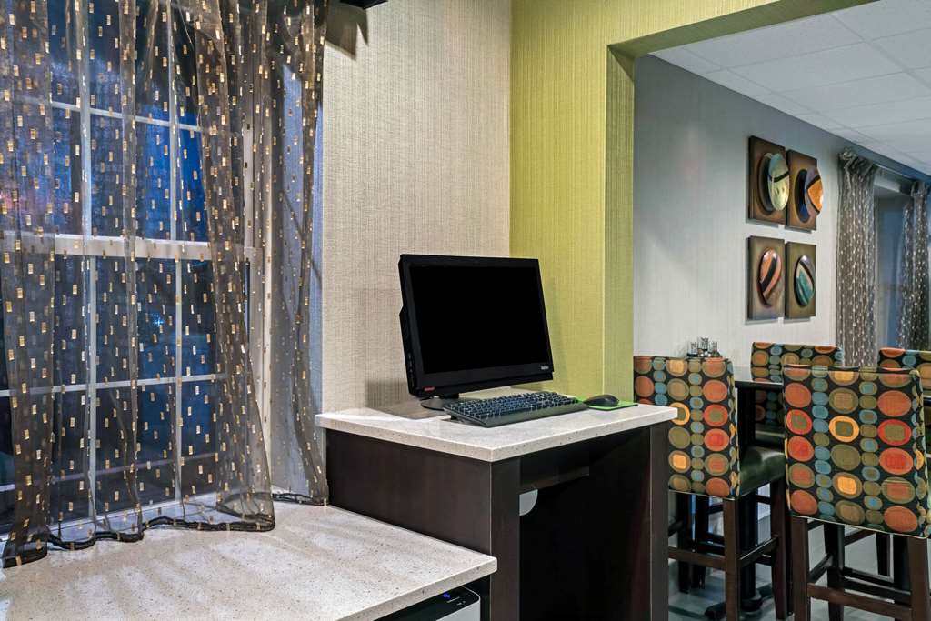La Quinta Inn & Suites by Wyndham Lebanon - photo 29