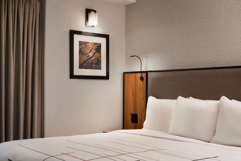 La Quinta Inn & Suites by Wyndham Times Square South - photo 25