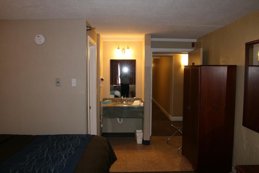 Bangor Inn & Suites - photo 9