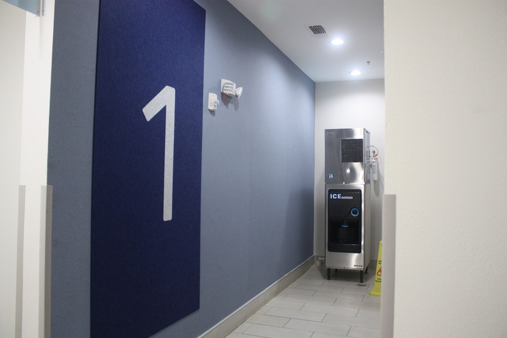 Holiday Inn Express Hotel & Suites Shamrock North by IHG - photo 81