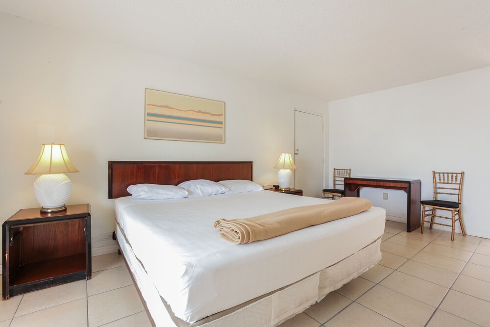Camelot Waterfront Inn - photo 10