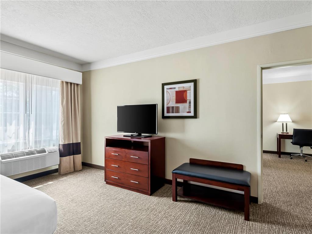 Comfort Suites Linn County - photo 40