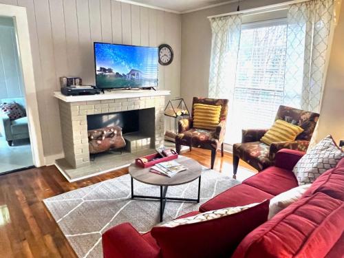 KING BED Family Friendly Cottage Walk to Zoo & Waterpark Near Downtown & Midtown — 4-Star Luxury Hotel in Hattiesburg, United States
