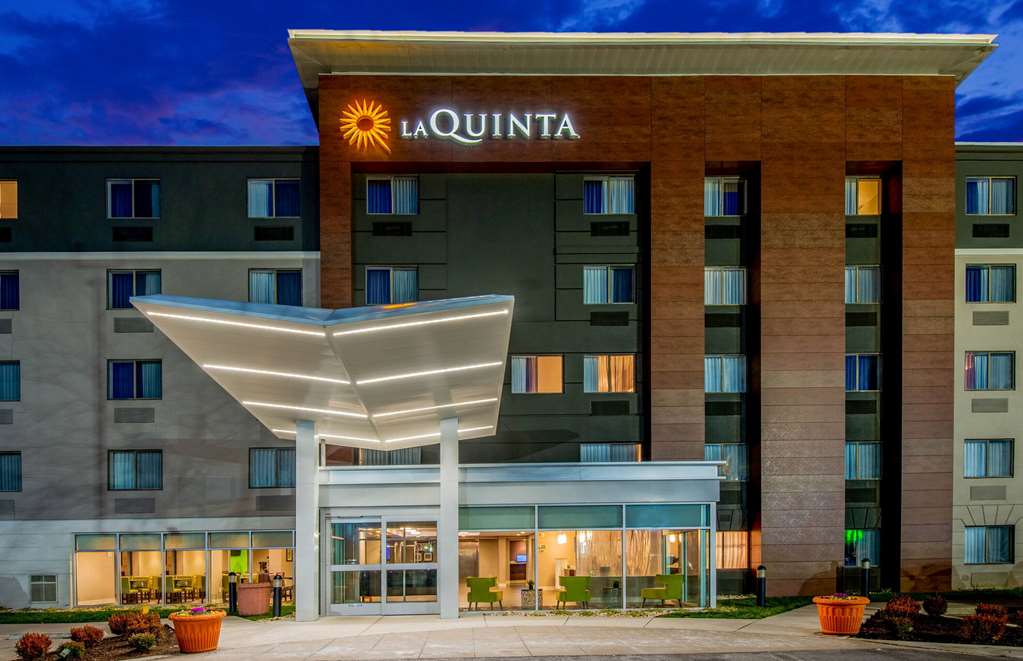 La Quinta Inn & Suites by Wyndham Baltimore BWI Airport - photo 9