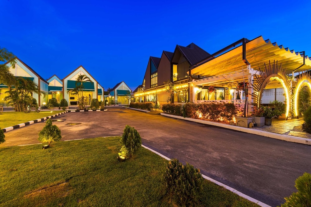 Beautiful new 7 Bedroom Villa Resort CT7 in Cha-Am, Thailand