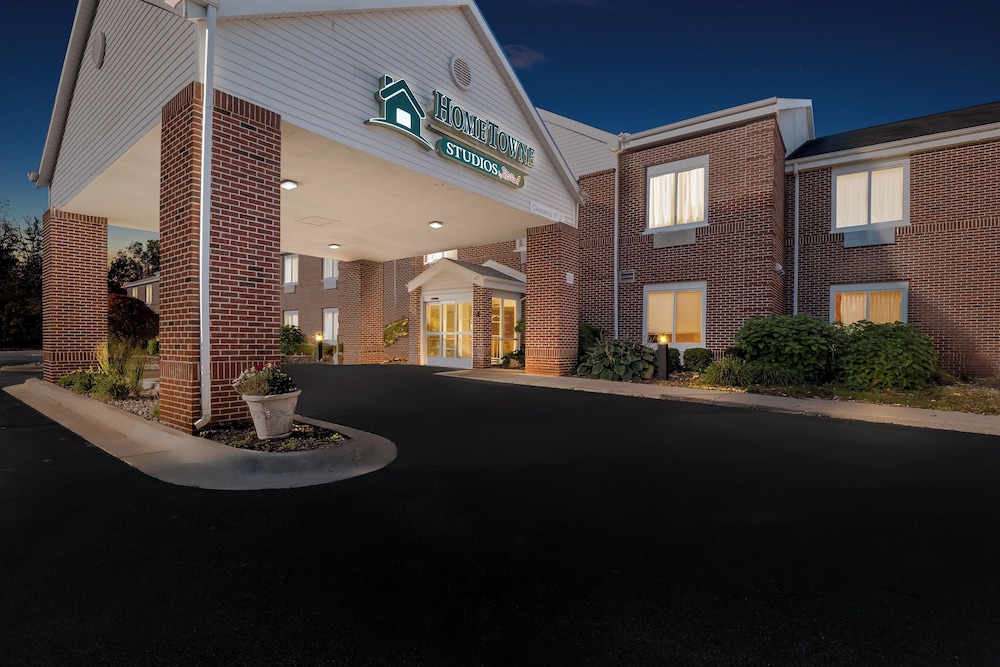 HomeTowne Studios by Red Roof East Lansing Okemos - photo 34