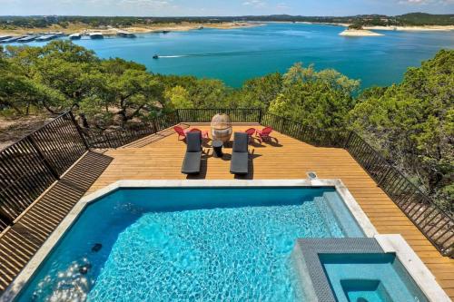 Waterfront Pool Hot Tub Lake Views Boat Dock — 4-Star Luxury Hotel in Leander, United States