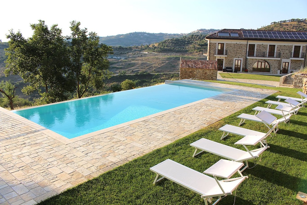Casale Acquaviva — 4-Star Luxury Hotel in Torchiara, Italy