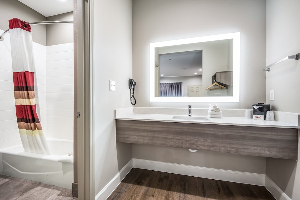 Red Roof Inn Baytown - photo 19