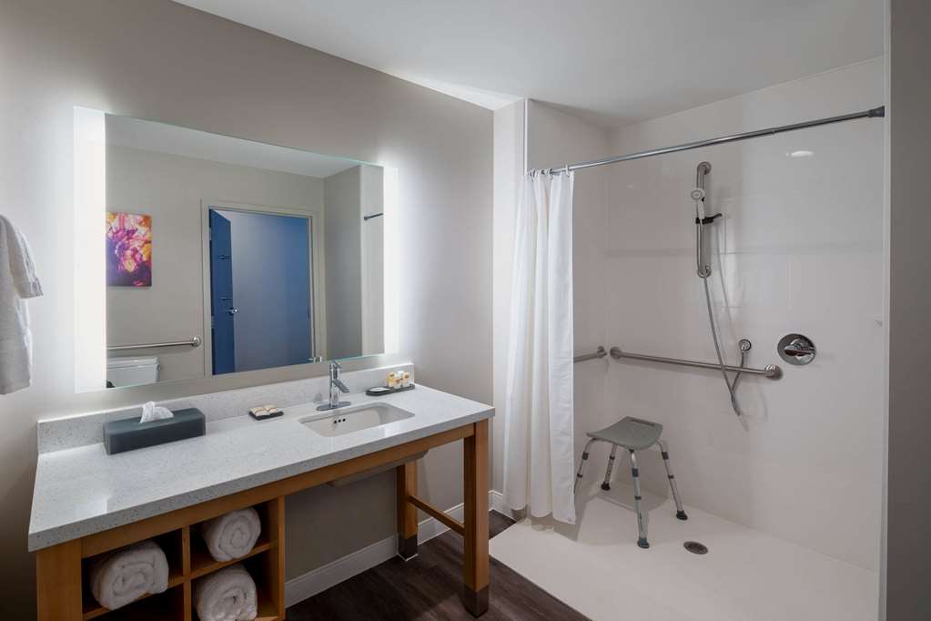 La Quinta Inn & Suites by Wyndham Greensboro Arpt High Point - photo 28