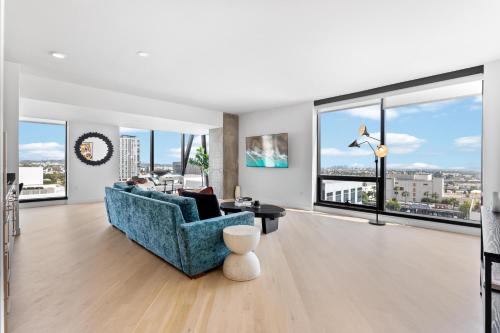 Rooftop Pool Modern 2BR 2BA Panoramic Hollywood views — 4-Star Luxury Hotel in Los Angeles, United States