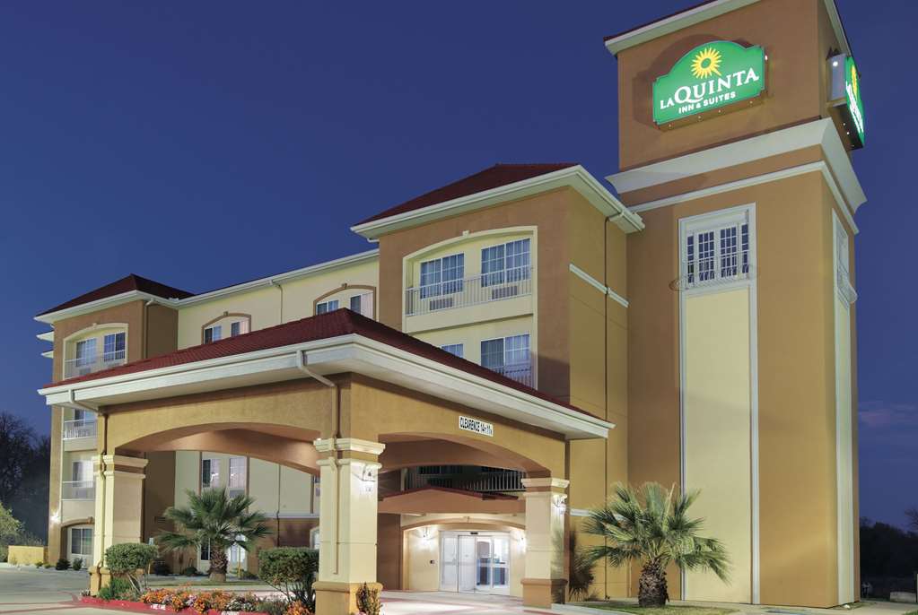 La Quinta Inn & Suites by Wyndham Corsicana - photo 2