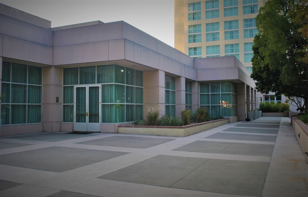 Hilton Los Angeles North Glendale & Executive Meeting Center - photo 40