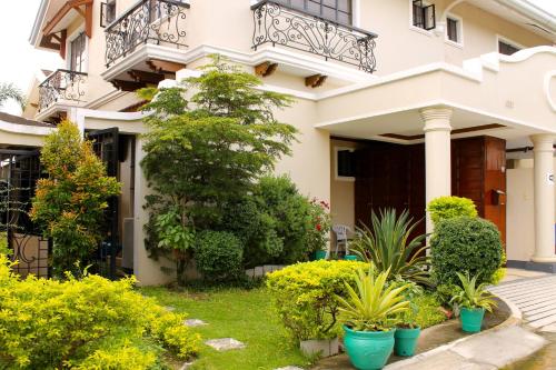 Eagle Ridge Family Vacation House — 4-Star Luxury Hotel in General Trias, Philippines