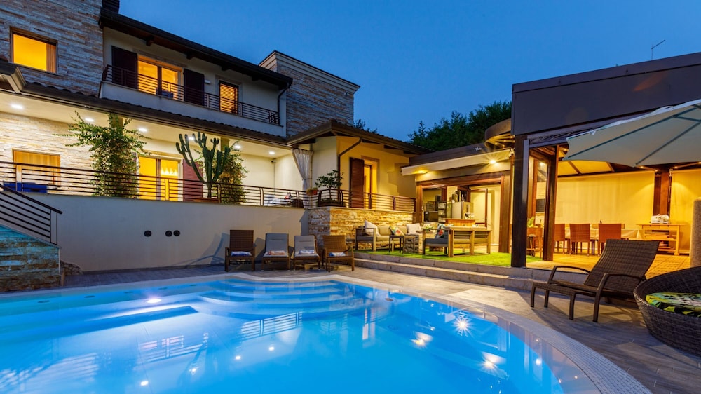 Villa Alais 8 Emma Villas — 4-Star Luxury Hotel in Rimini, Italy
