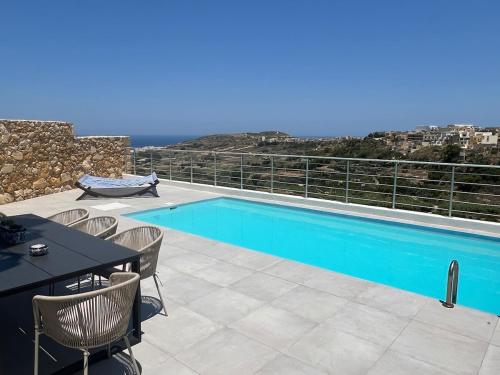 Summer Getaway 3Bed Private Pool — 4-Star Luxury Hotel in Xaghra, Malta