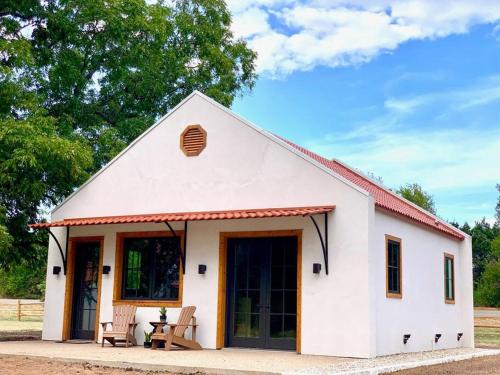 Little Dutch Cabin #2 12 Min to Magnolia Baylor — 4-Star Luxury Hotel in Bellmead, United States