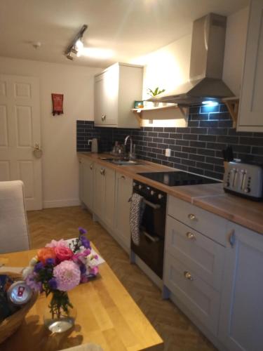The Eaves Glastonbury High Street 2 Bed 2 Bathroom Apartment — 4-Star Luxury Hotel in Glastonbury, United Kingdom