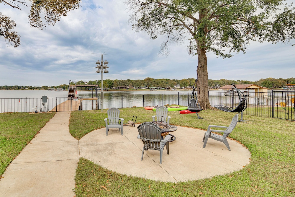 Private Dock & Yard Modern Getaway in Mabank — hotel in Mabank