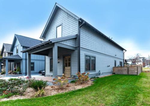 Heart of Brevard Hideaway Walk Bike to Downtown in Brevard, United States