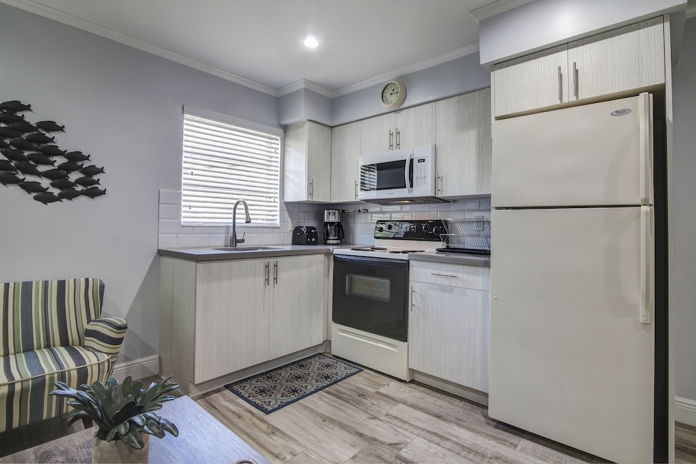 May Dee Suites - photo 18