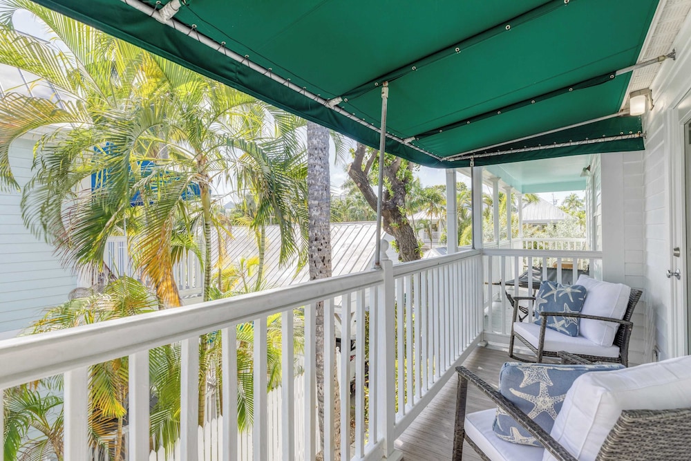 Bahamian Reed by Avantstay Walk to Everything w Community Pool Month Long Stays Only - photo 21