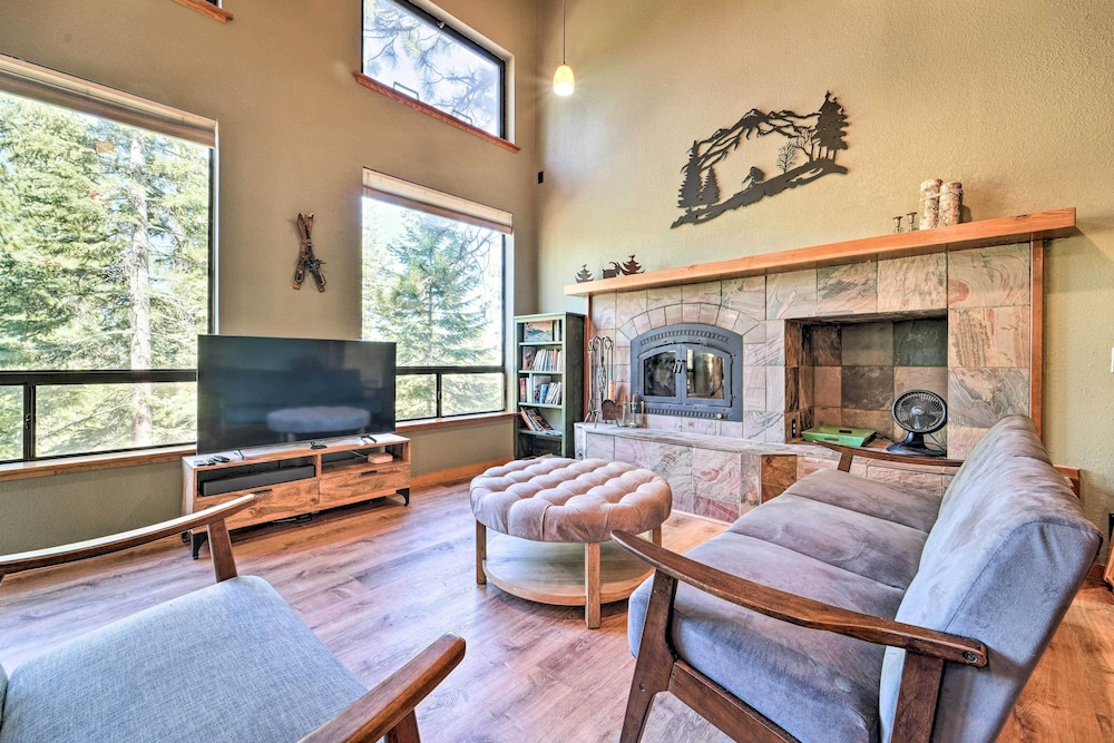 Hot Tub and Ski Shuttle Northstar Resort House in Truckee, United States