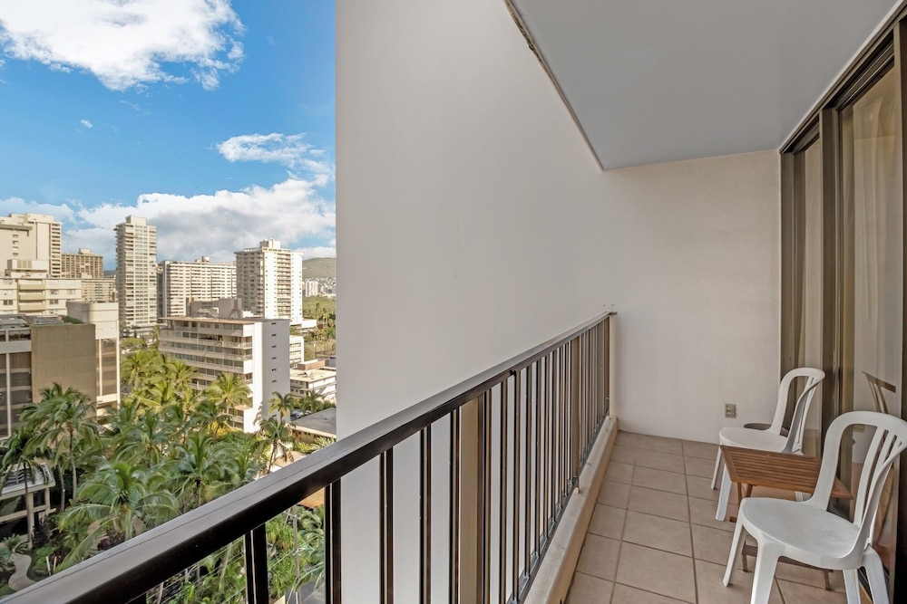 Spacious and Comfortable Ocean View Waikiki Banyan Condo FREE Parking by Koko Resort Vacation Rentals - photo 22