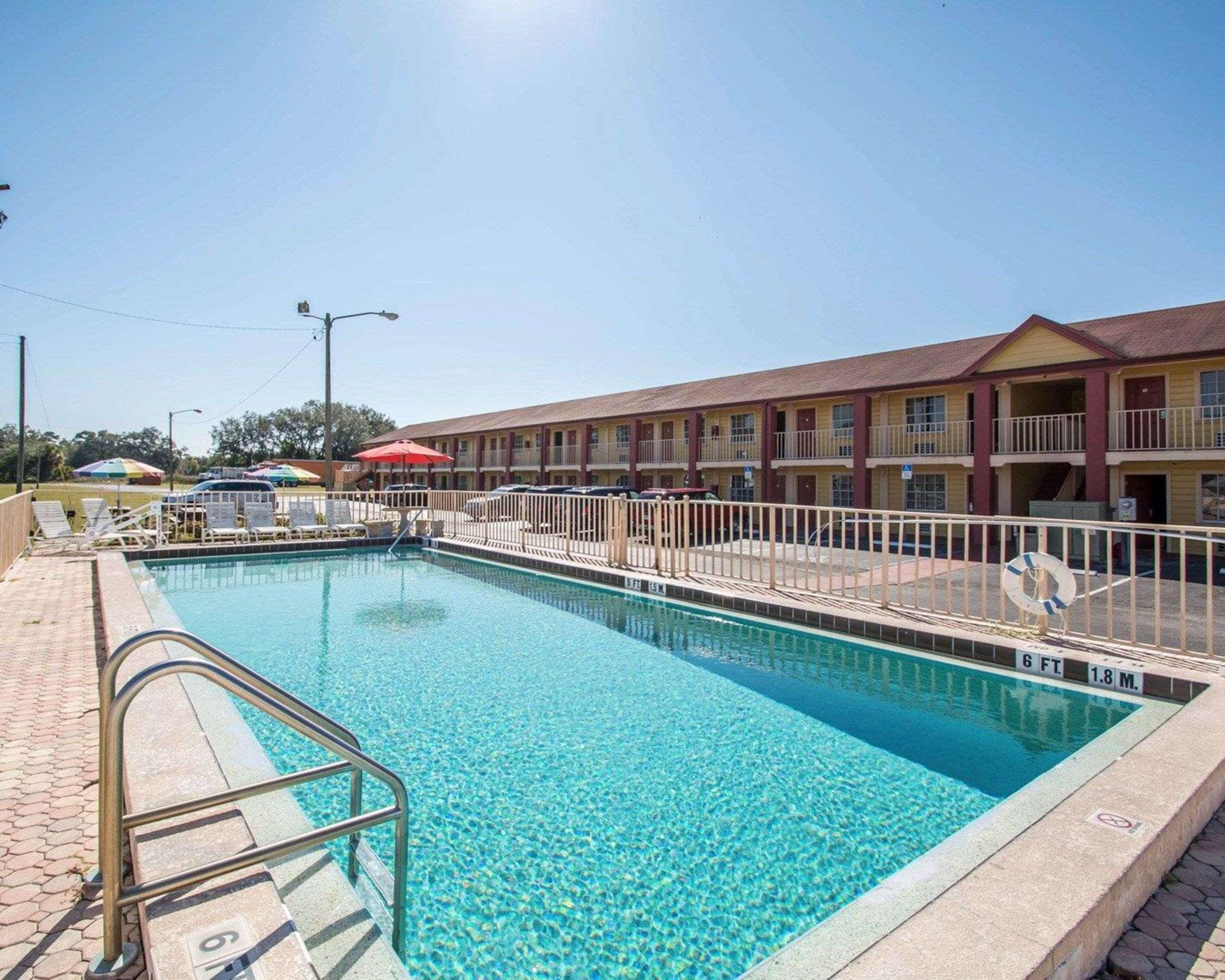 Econo Lodge Inn & Suites Maingate Central - photo 13
