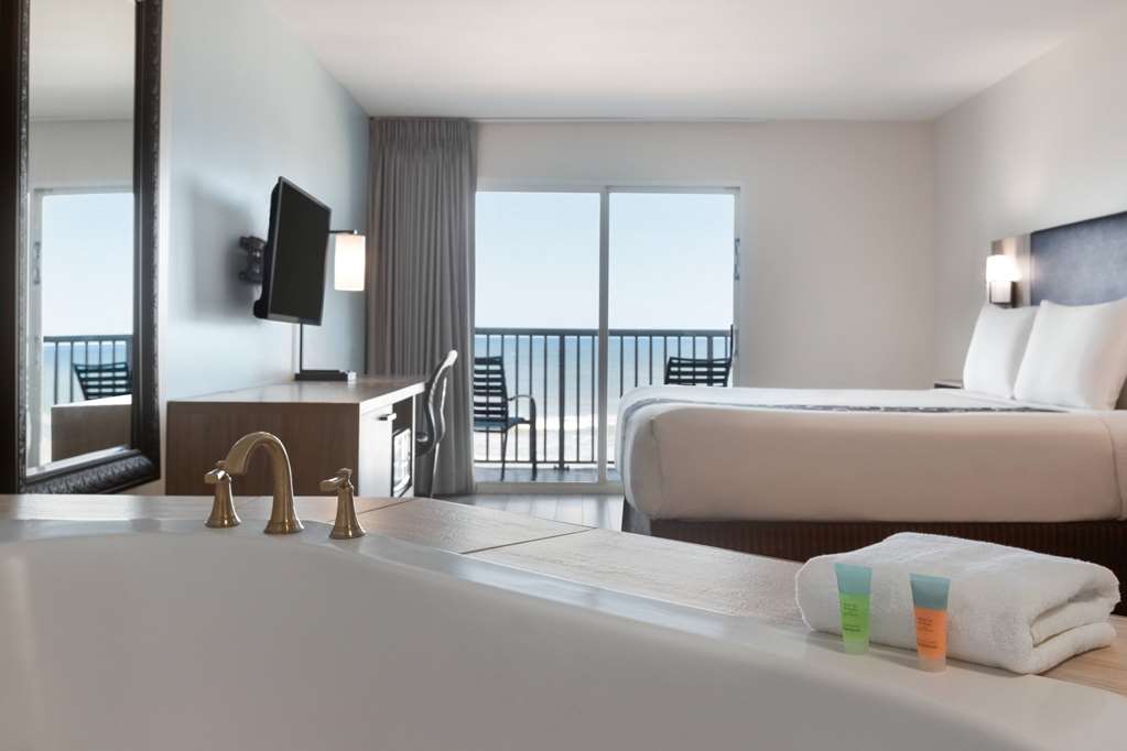 La Quinta Inn & Suites by Wyndham Oceanfront Daytona Beach - photo 30