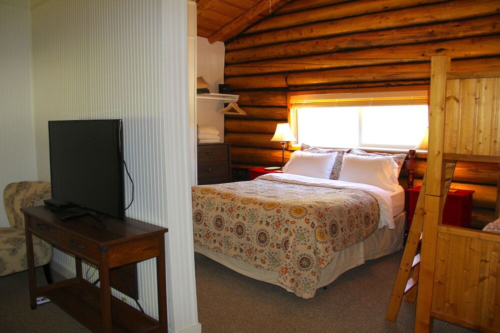 Yellowstone Hot Springs Resort - photo 31