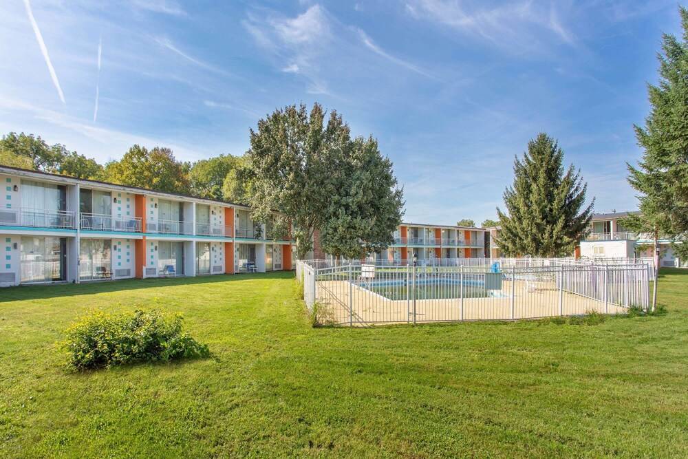 Howard Johnson by Wyndham Harrisburg - photo 11