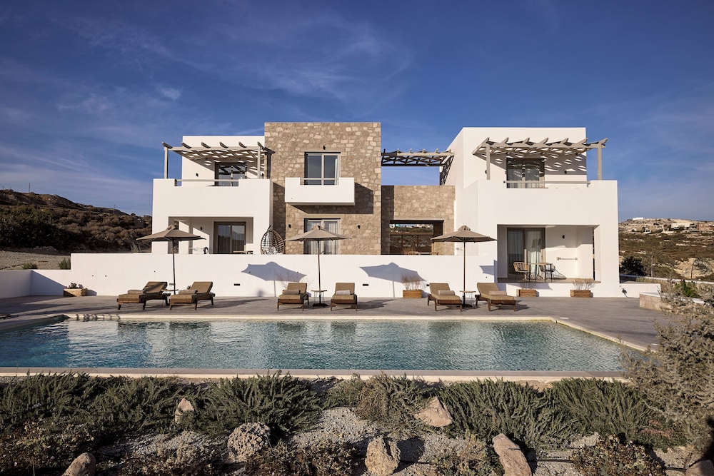 Kedros Milos Suites — 4-Star Luxury Hotel in Milos, Greece