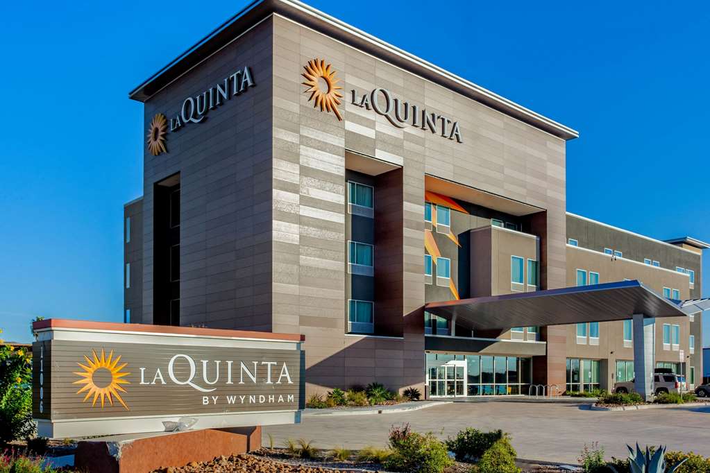 La Quinta Inn & Suites by Wyndham San Antonio Alamo City - photo 2