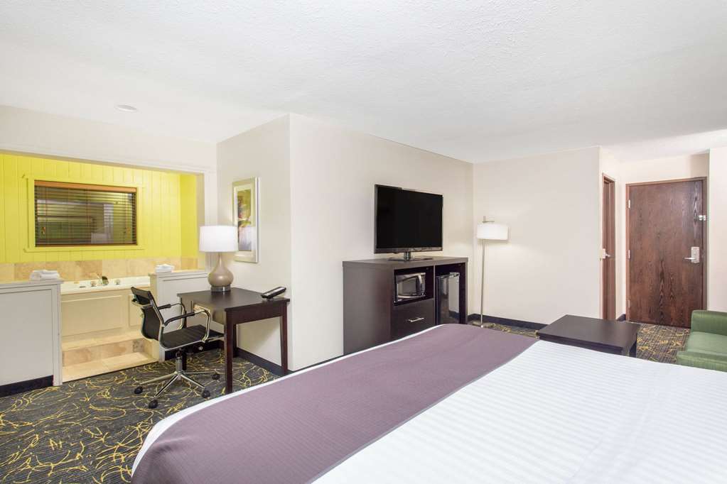 AmericInn by Wyndham Delafield Waukesha Milwaukee - photo 17