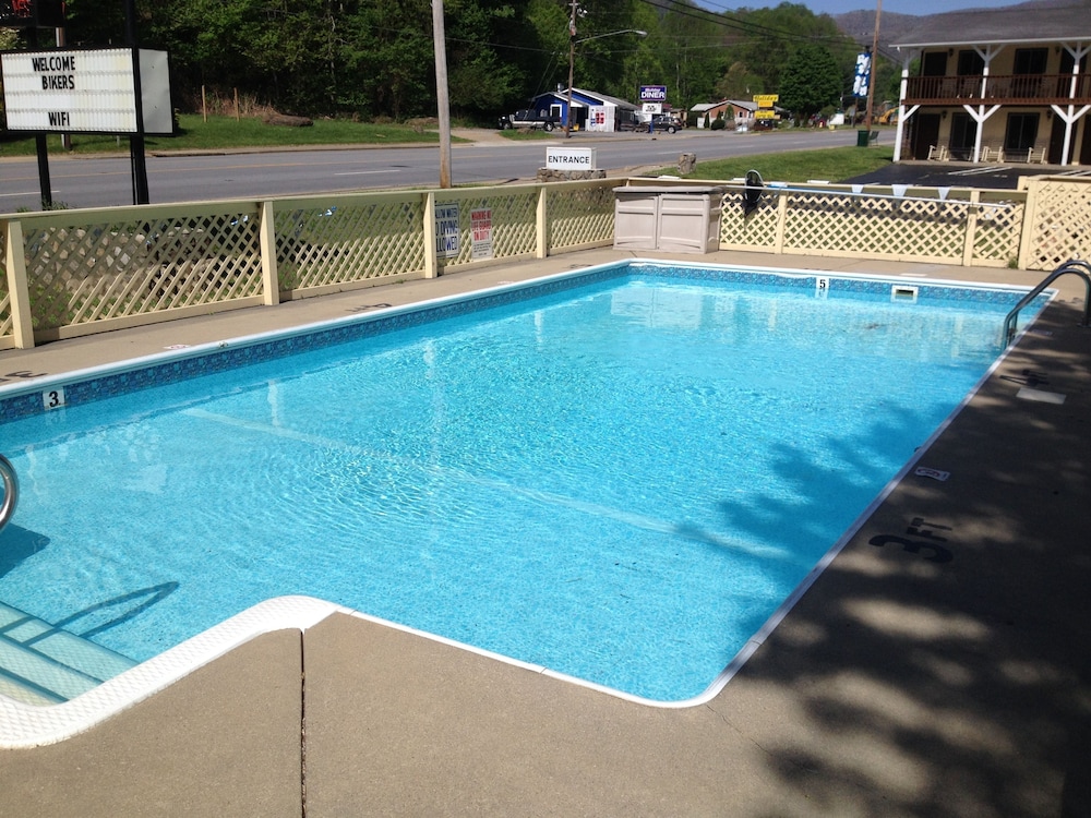 Travelowe's Motel - photo 31