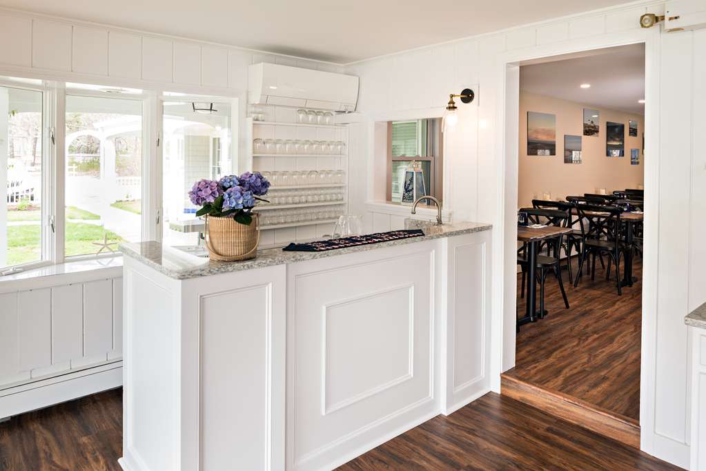 Commodore Inn - photo 20