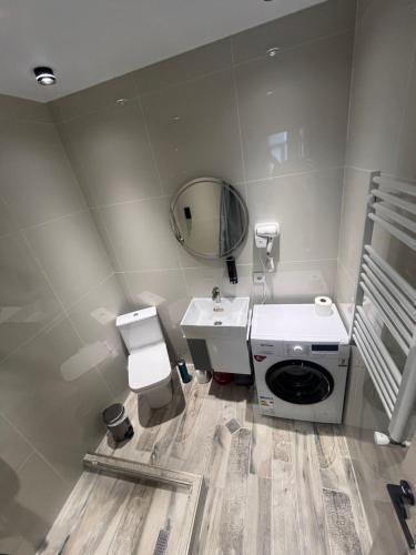 Deluxe Rooms and Apartments Near Metro