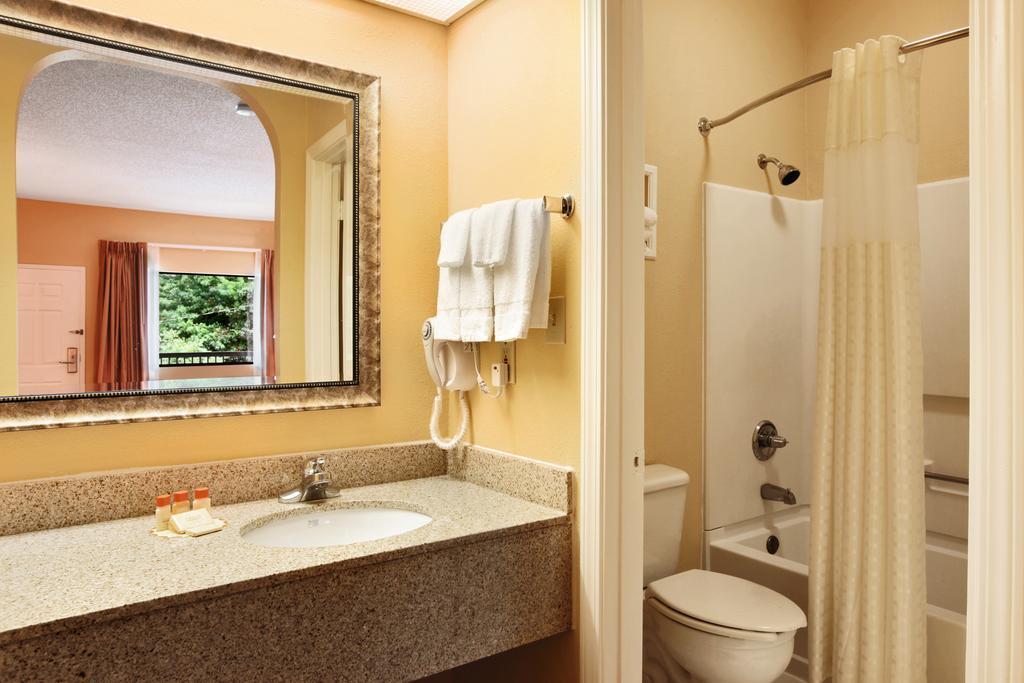 Americas Best Value Inn Memphis I 240 - photo 23