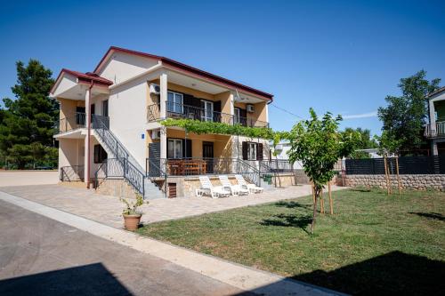 Apartments Zora — 4-Star Luxury Hotel in Starigrad, Croatia